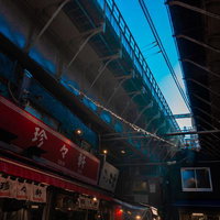 アメ横高架下の昭和レトロな飲み屋街と赤提灯の写真