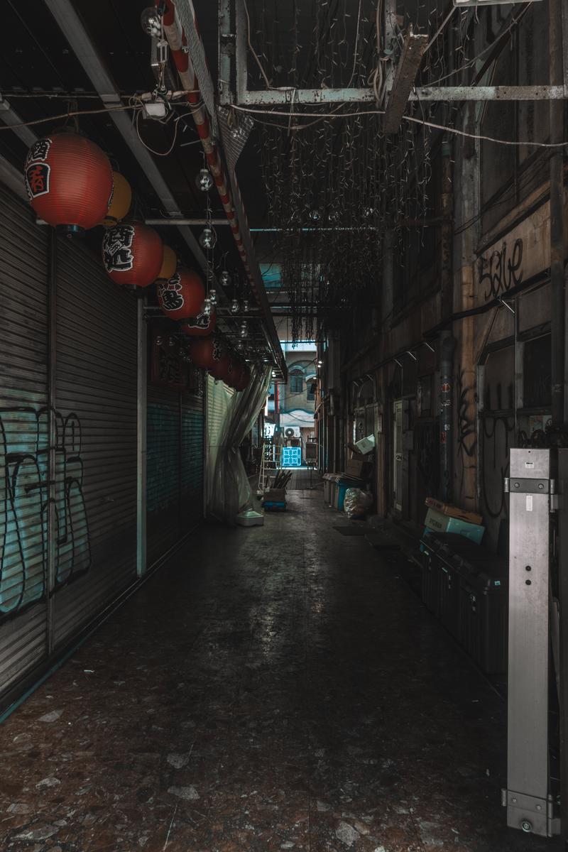 アメ横の高架下で赤提灯が吊された飲み屋街の夜景。シャッター街の路地裏