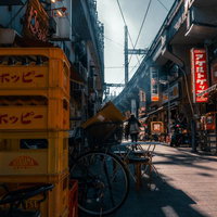 黄色いホッピーのケースが積み上げられたアメ横の路地裏の昼間風景の写真