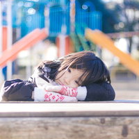 公園で遊び足りなくて地面に座り込む女の子の写真