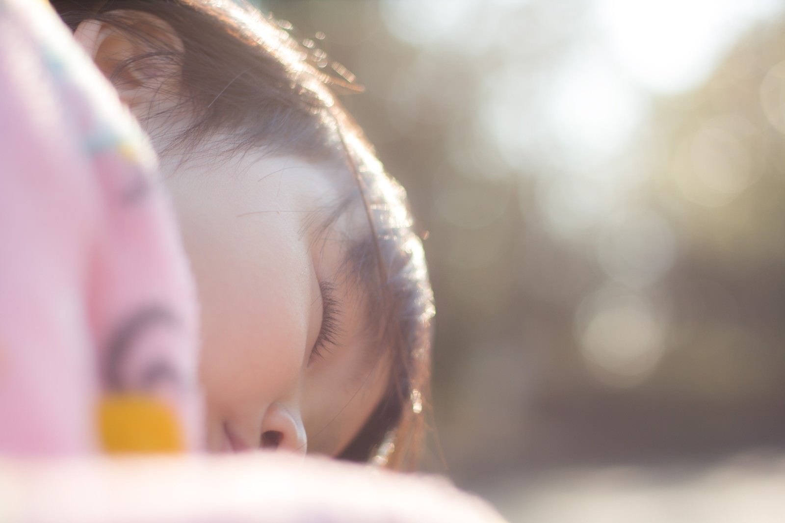 ひなたで眠る子ども、逆光で輝く髪［モデル：あんじゅ］