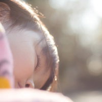 ひなたでスースー眠る子どもの写真