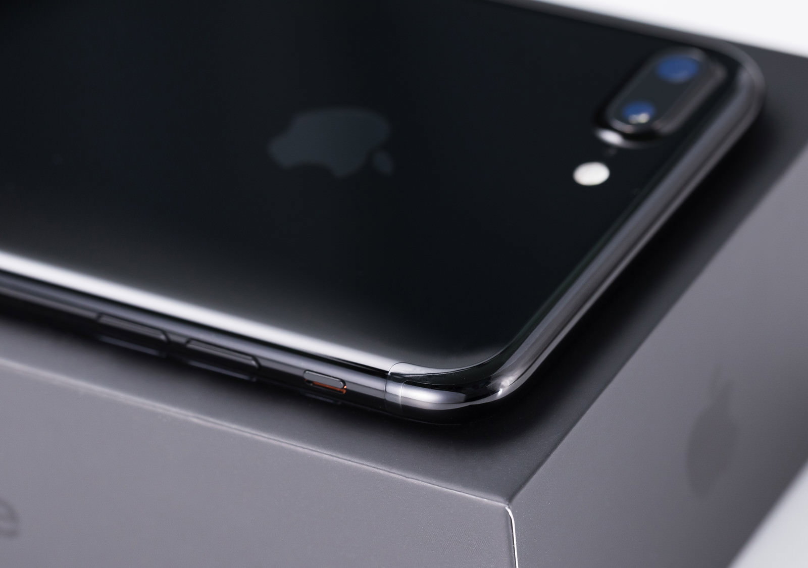 ジェットブラックのiPhone 7 Plusを箱の上に置いた近距離撮影