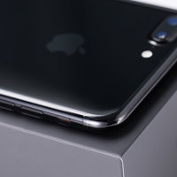 アンテナラインの境目がわからない漆黒のスマートフォンの写真