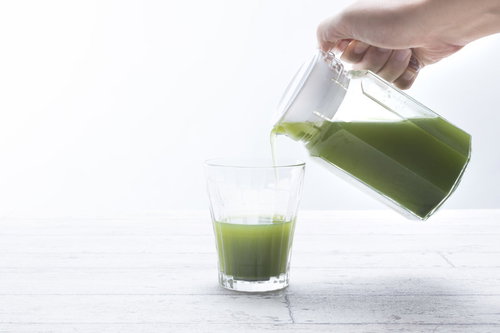 ポットからタンブラーに青汁を注ぐ様子を撮影した写真