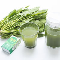 葉酸が豊富な葉物野菜とグラスの青汁ドリンクの写真