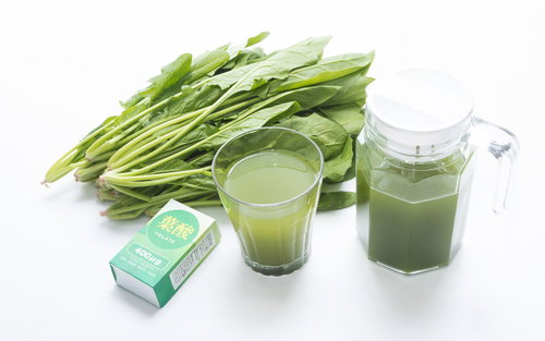葉酸が豊富な葉物野菜とグラスの青汁ドリンク