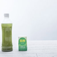 ペットボトルの青汁と葉酸サプリメント、栄養補助食品の写真