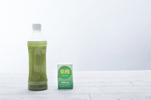 ペットボトルの青汁と葉酸サプリメント、栄養補助食品