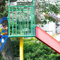 カラフルな滑り台の階段を駆け上がる子どもの写真