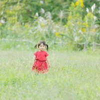 広い空き地と双子の女の子の写真