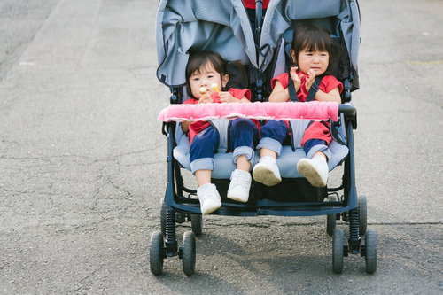 泣いても仲良しの双子の女児がベビーカーで過ごす日常