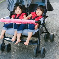ベビーカーで並んで眠る、寝顔そっくり双子の女の子の写真