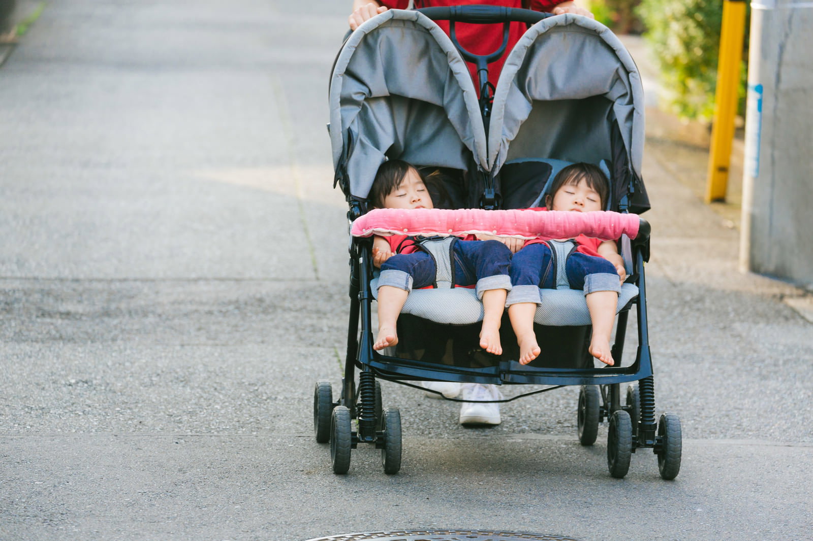 二人乗りベビーカーで仲良くお昼寝している双子の女の子［モデル：あおみどり］