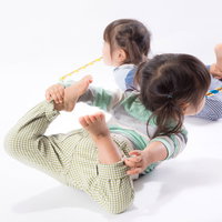 ピロピロプーを咥えながらはしゃぐ息の合った双子姉妹の写真