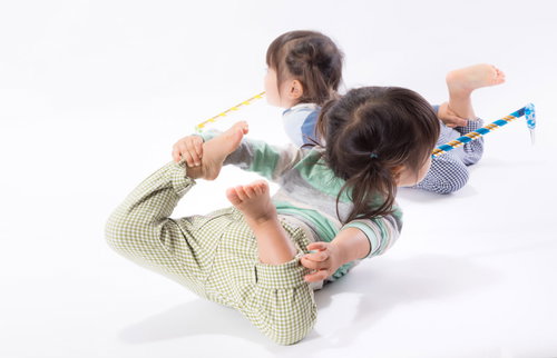 ピロピロプーを咥えながらはしゃぐ息の合った双子姉妹