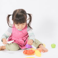 お皿に盛り付けするおままごと女児のお遊びの写真