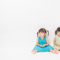 青とみどりの色違い衣装を着たツインテール姉妹の双子の写真