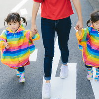 公道では子供の手をしっかりとつなぐ親と双子の女の子の写真