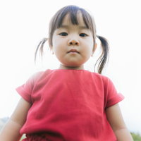 何やってんだこいつと呆れた表情で見下す女の子の写真