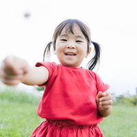 ほら、食えよ！と摘んだものを差し出す女の子の写真