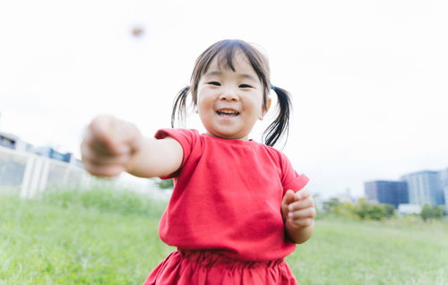 ほら、食えよ！と摘んだものを差し出す女の子