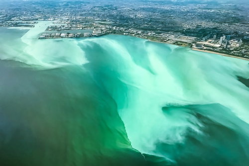 東京湾の青潮を空撮した海流の様子とバクテリア大量発生による色変化