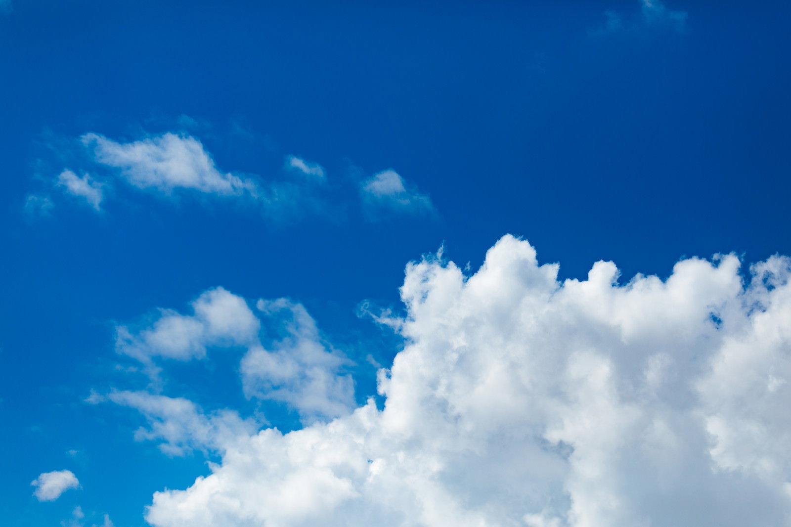 深い青空に白い積乱雲が浮かぶ真夏の空
