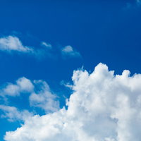 真夏空にそびえる白い積乱雲 晴天の青空に浮かぶ夏の風景の写真