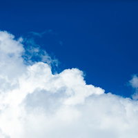 澄んだ青色の空に浮かぶ白い雲と夏の晴天の積雲風景の写真