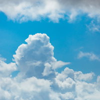 真夏の青空に立ち上がる積乱雲の爽やかな空模様の写真