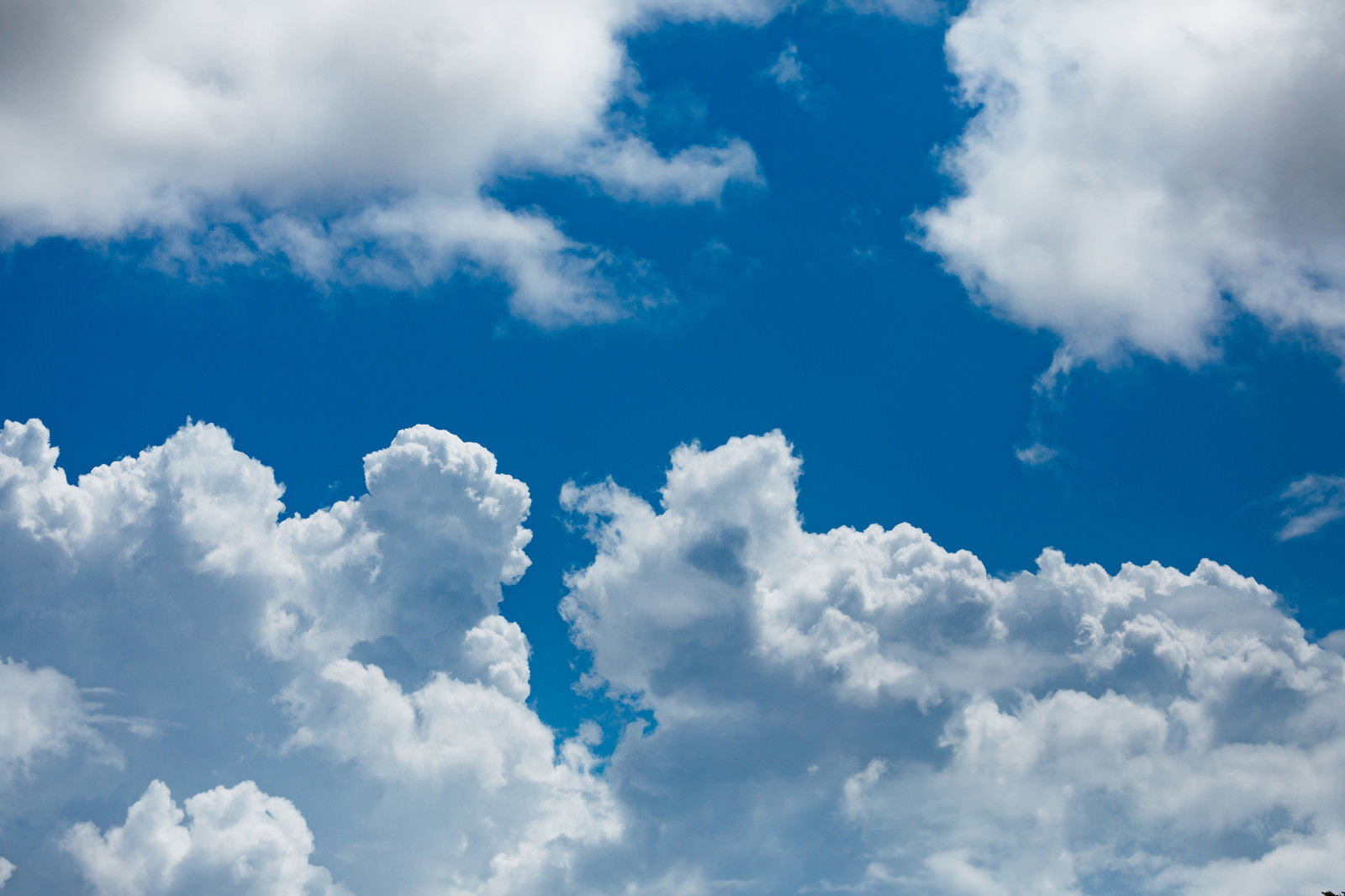青い空に白い雲が浮かぶ夏の空模様