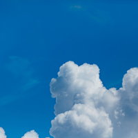 真夏の青空に広がる積乱雲の写真