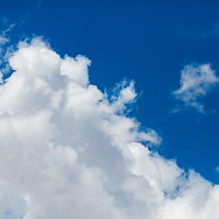 真っ青な夏空に浮かぶ白い積雲と深い青さの広がりの写真
