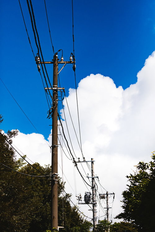 夏空に浮かぶ積乱雲と電柱