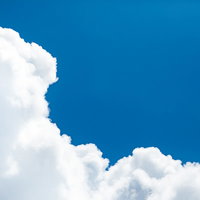 絵に書いたような青空に浮かぶ積乱雲の夏景色の写真