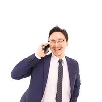 電話しながら笑顔になるドイツ人ハーフの写真