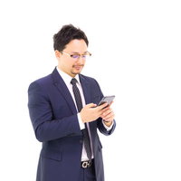 グループ投稿に既読がつかないスマホを操作する会社員の写真