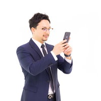 iPhone XS Maxを弄るドイツ人ハーフのビジネスマンの写真