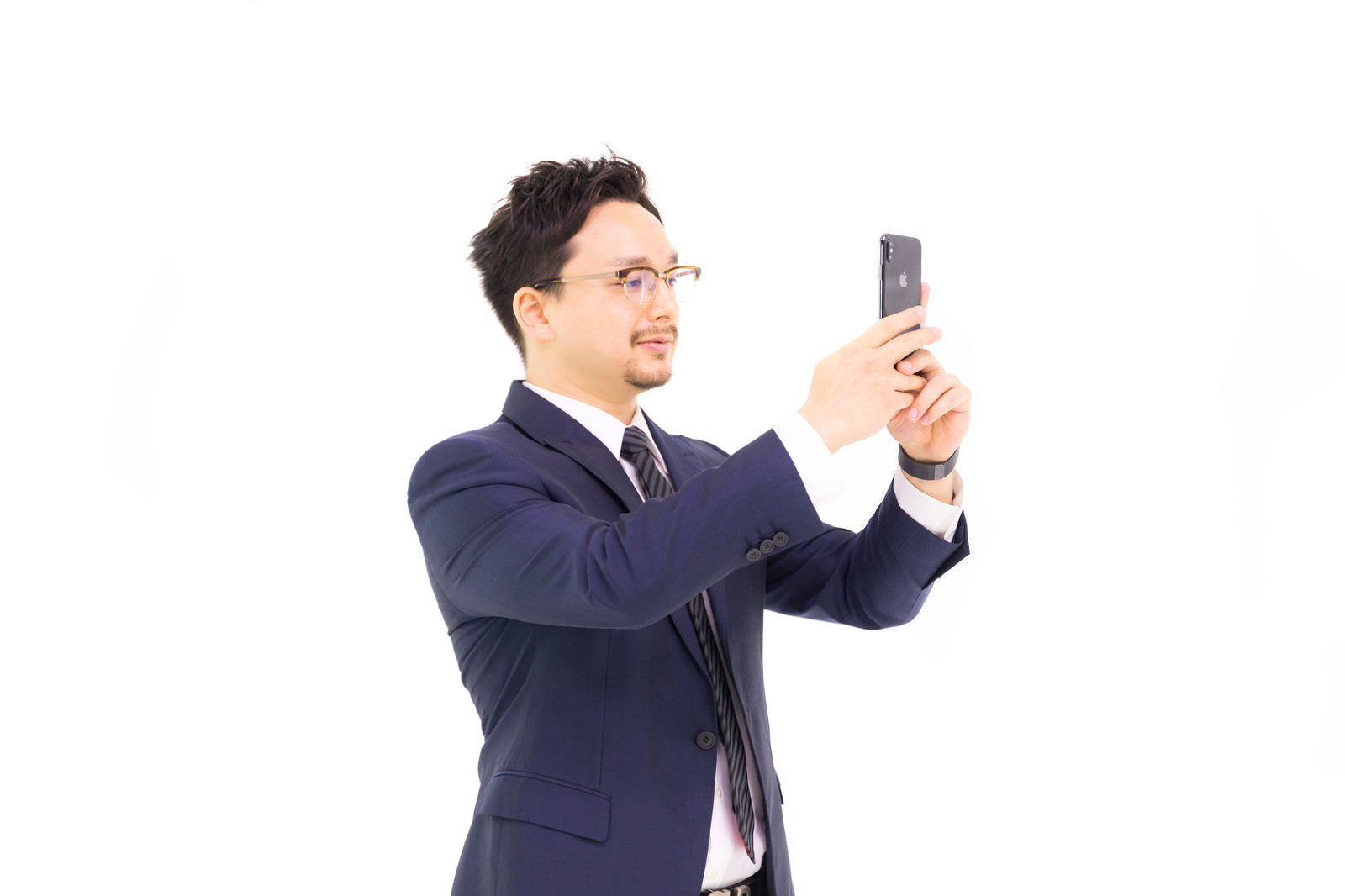 iPhoneを正面に差し出すスーツ姿の手［モデル：Max_Ezaki］