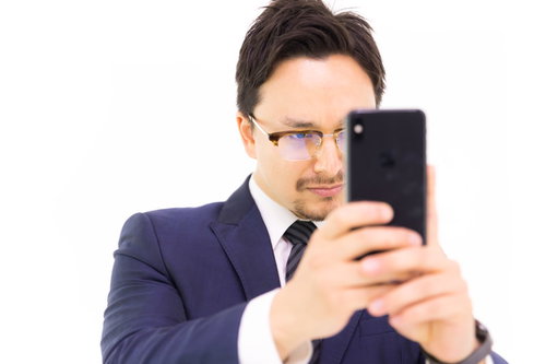 iPhone XS Maxで縦写真を撮る男性会社員