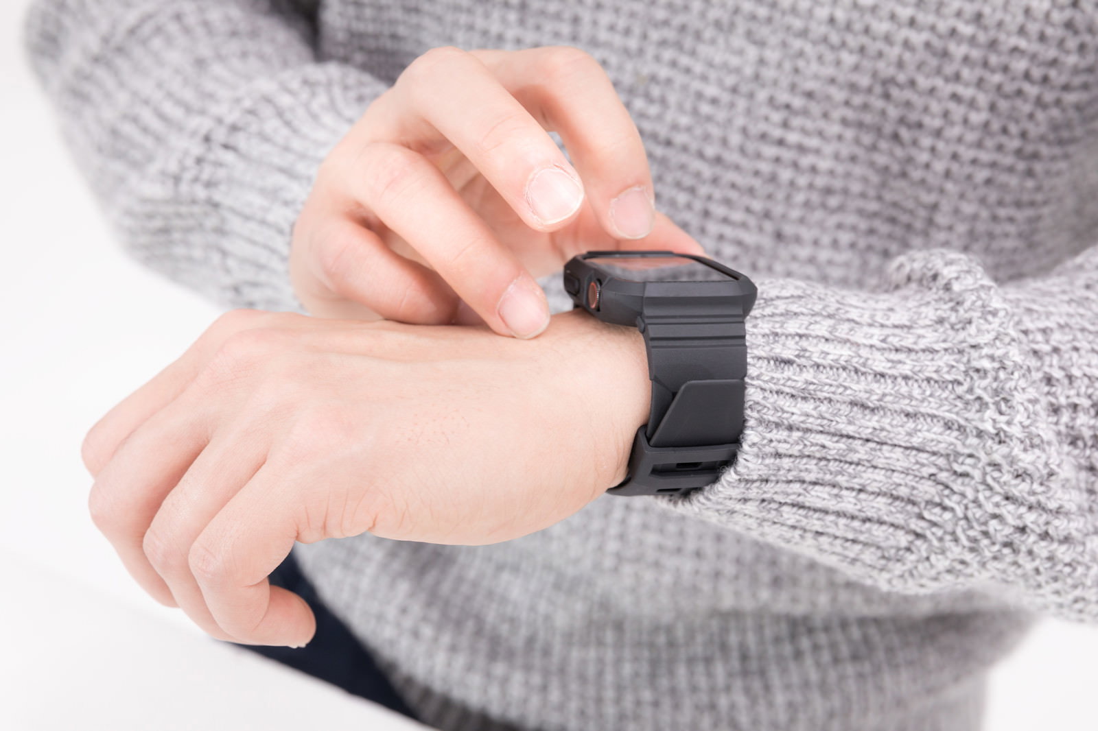 黒いAppleWatchのボタンを操作する手元
