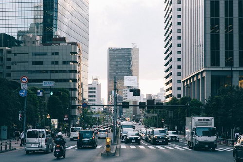 新宿の成子天神下交差点を行き交う車と人々の日常風景