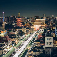 浅草寺の五重塔と仲見世通りの夜景 ライトアップされた黄金色の塔の写真