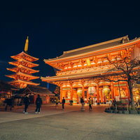 夜間ライトアップされた浅草寺の五重塔と本堂の写真