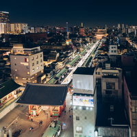 浅草の雷門と仲見世通りの夜景、五重塔まで見渡すの写真