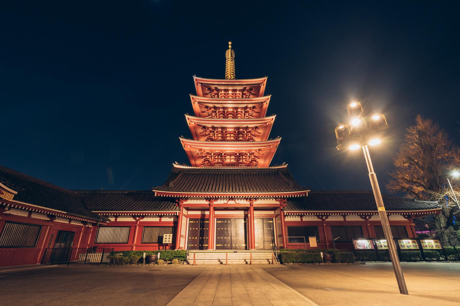 浅草寺の五重塔がオレンジ色にライトアップされている夜景