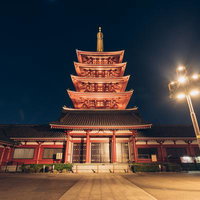 浅草寺の五重塔がライトアップされた夜景 東京の歴史的建造物の写真