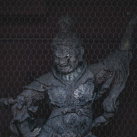 浅草寺の二天門に安置された持国天と増長天の仏像の写真