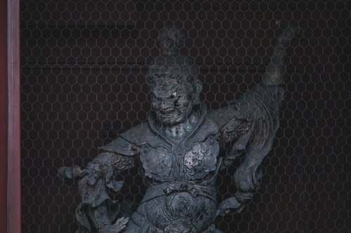 浅草寺の二天門に安置された持国天と増長天の仏像